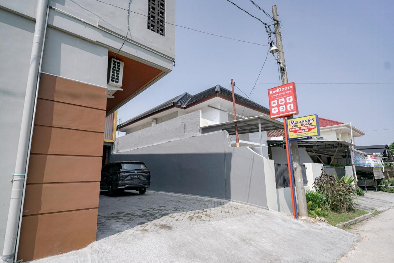 Отель Reddoorz @ Jalan Urip Sumoharjo Lampung Бандар-Лампунг Экстерьер фото